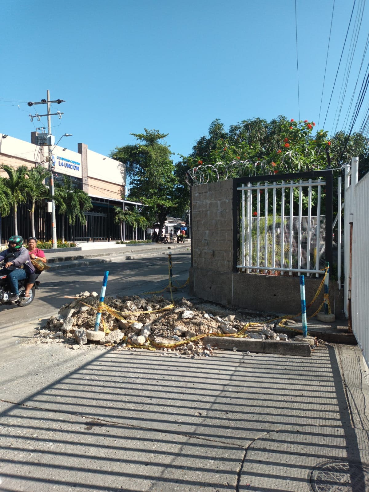 Aguas de Cartagena informó que este jueves iniciará trabajos para restablecer el terreno. // Foto: cortesía - vecinos del Conjunto Residencial Nuevo Bosque