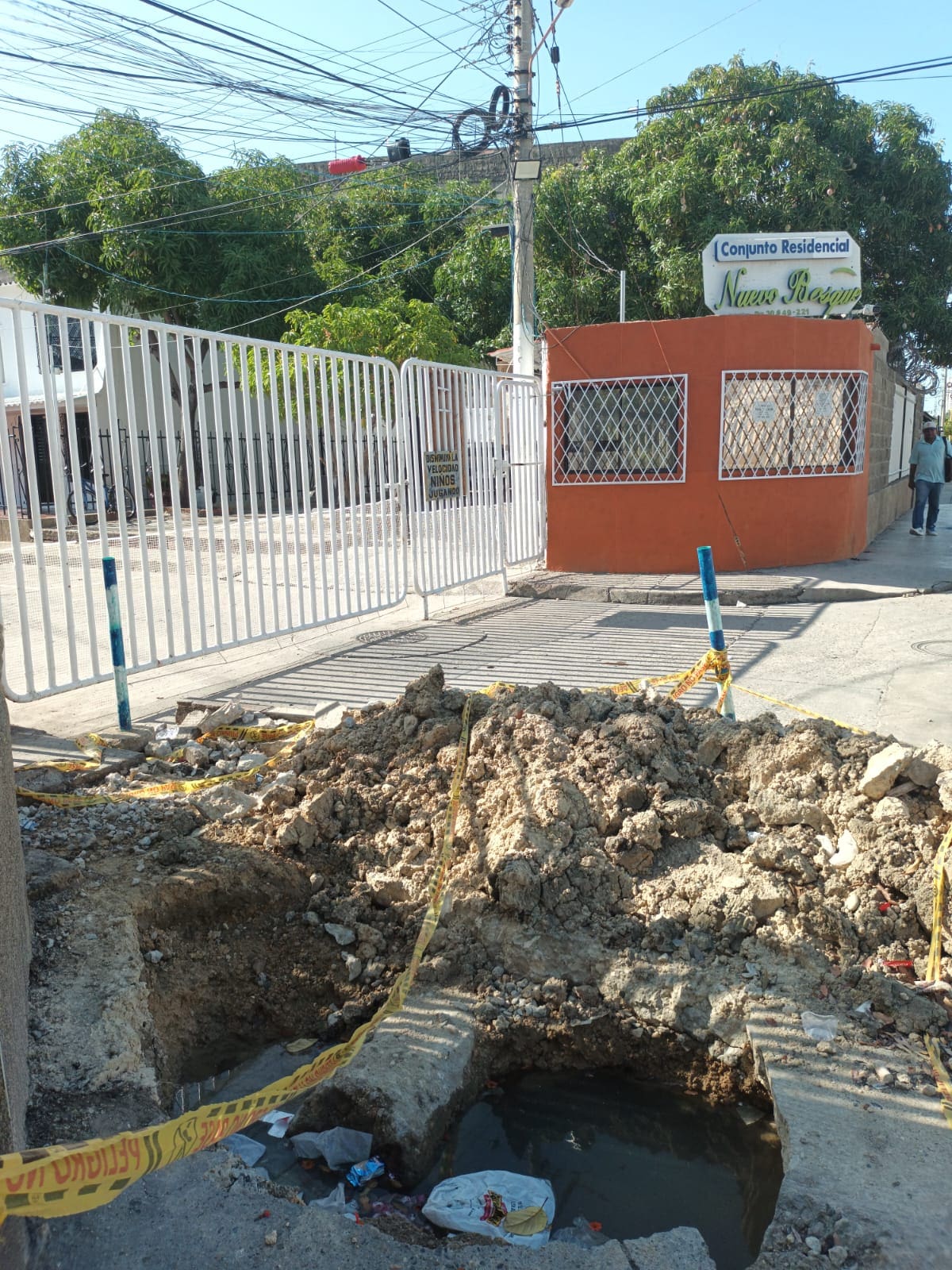 Vecinos piden a Acuacar subsanar el hueco tras la reparación de la tubería. // Foto: cortesía - vecinos del Conjunto Residencial Nuevo Bosque