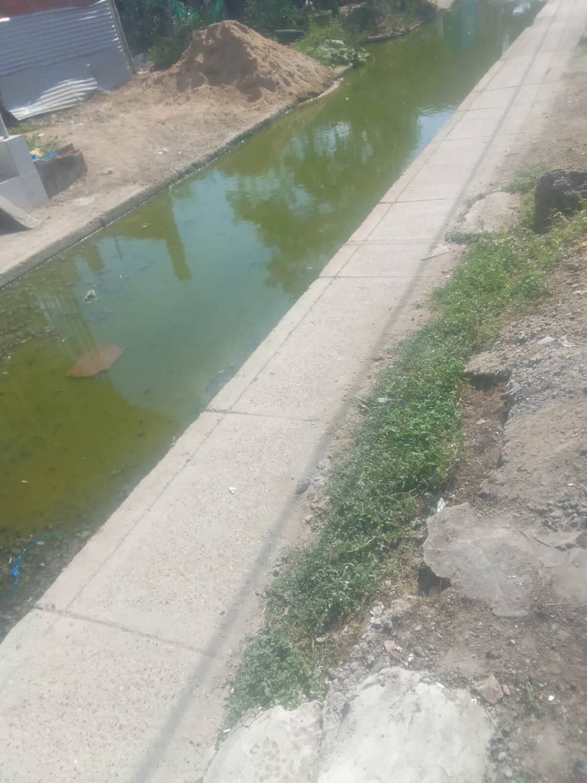Vecinos temen afectaciones sanitarias por aguas estancadas en el barrio El Bolsillo, en el municipio de Clemencia. // Foto: cortesía - Hilda Rosa Ramírez.
