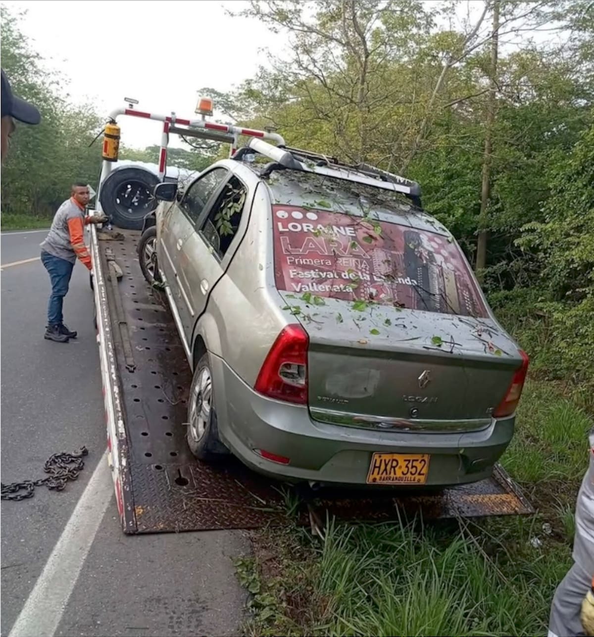 Momentos en que el vehículo donde se accidentó Loraine Lara Mercado era retirado del sitio donde ocurrió el hecho.//Cortesía portalenlace.com.co.