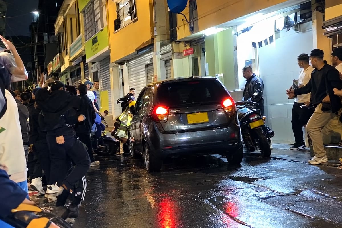 Un vehículo embistió a varias personas en Bogotá. // Foto: Captura de video - X @PasaenBogota.