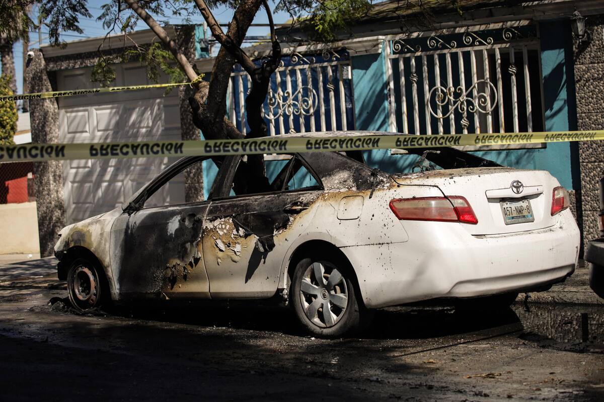 Vehículo incendiado en Tijuana, México, tras muerte de El Mencho. // Foto: EFE