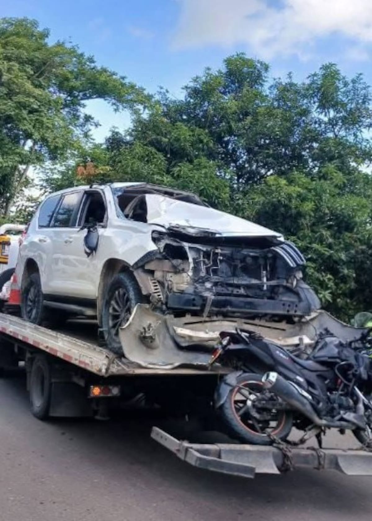Así quedaron la camioneta y la moto accidentadas en el sector de Cruz del Viso. //Foto: captura de video