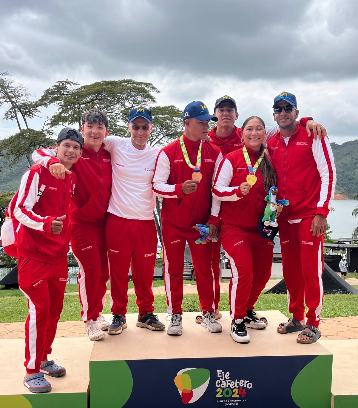 El deporte de Vela consiguió dos medallas para el Atlántico, entre ellas la de Wendy De la Asunción, quien obtuvo la de oro, acá junto a sus compañeros.//Cortesía.