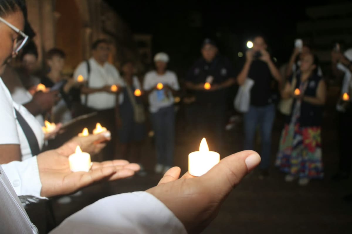 La velatón reunió a familiares y allegados de personas desaparecidas, quienes llevaron fotografías y mensajes para recordarlas. //FOTO: JULIO CASTAÑO- EL UNIVERSAL.