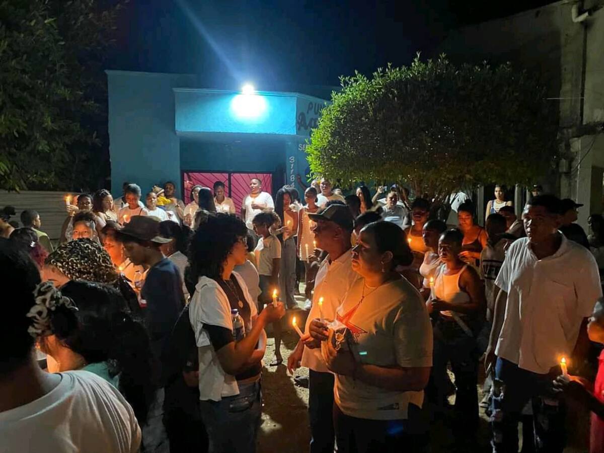 La comunidad de Marialabaja se unió en una emotiva velatón en memoria de Valentina Babilonia.