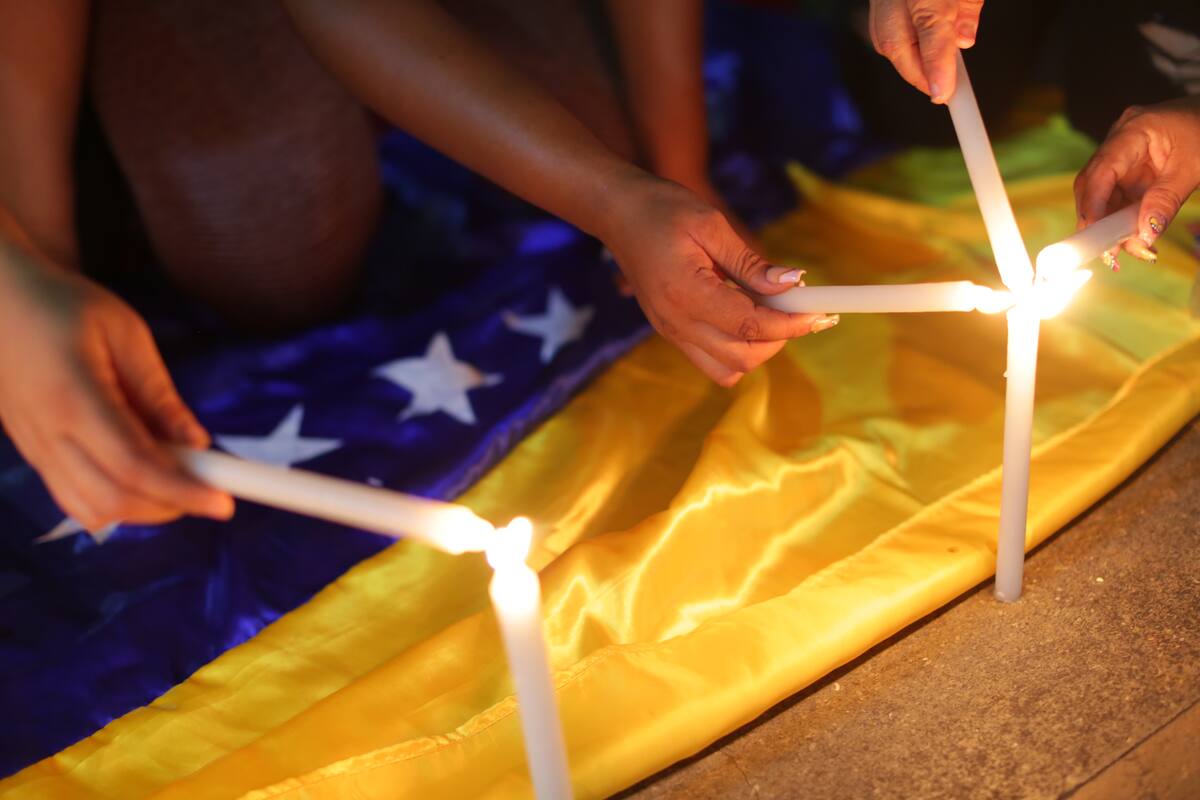 Los venezolanos encendieron una luz por su país. // Luis Herrán - El Universal