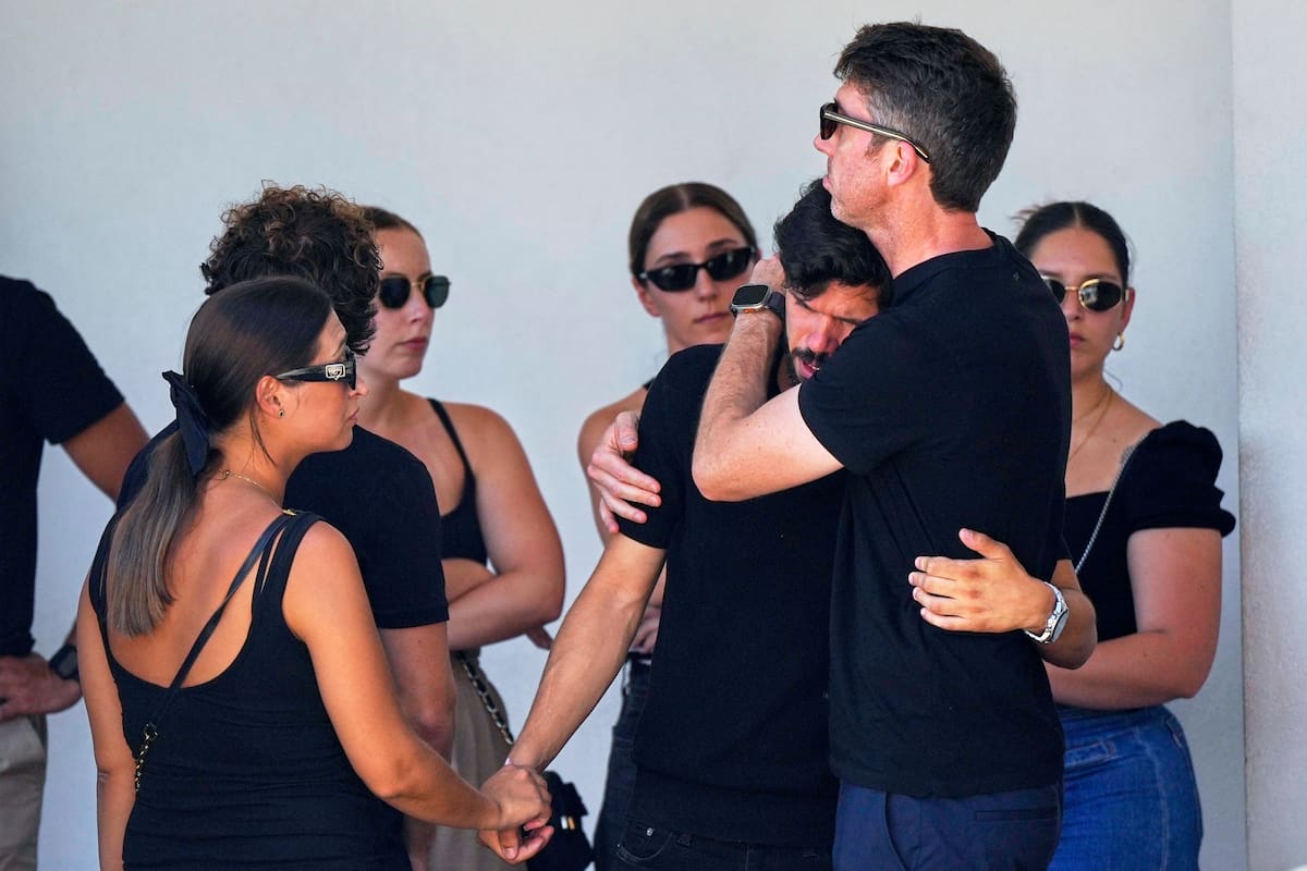 Familiares y amigos de los delanteros del Liverpool Diogo Jota y André Silva reaccionan en una iglesia donde sus cuerpos fueron llevados para un velorio. //Foto, AP: Manu Fernández