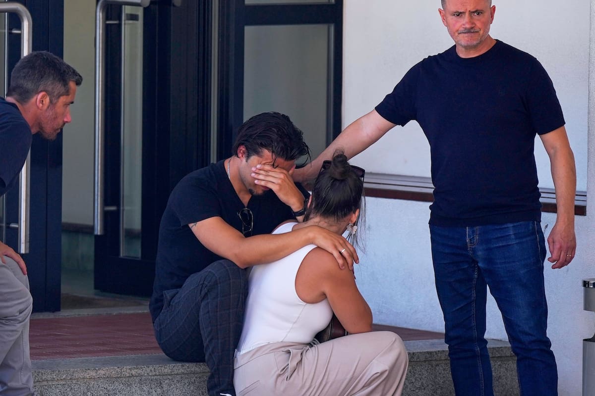 Familiares y amigos de los delanteros del Liverpool Diogo Jota y André Silva reaccionan en la iglesia donde sus cuerpos fueron llevados para un velorio. Foto, AP: Manu Fernández