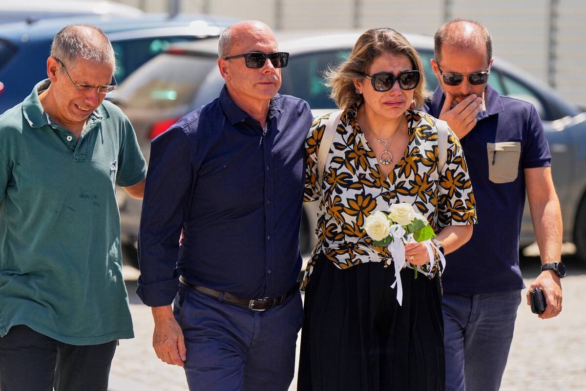 Joaquim (C), padre del delantero del Liverpool Diogo Jota, llega acompañado por otros familiares del futbolista y su hermano a una iglesia donde sus cuerpos fueron llevados para un velorio. //Foto, AP: Manu Fernández