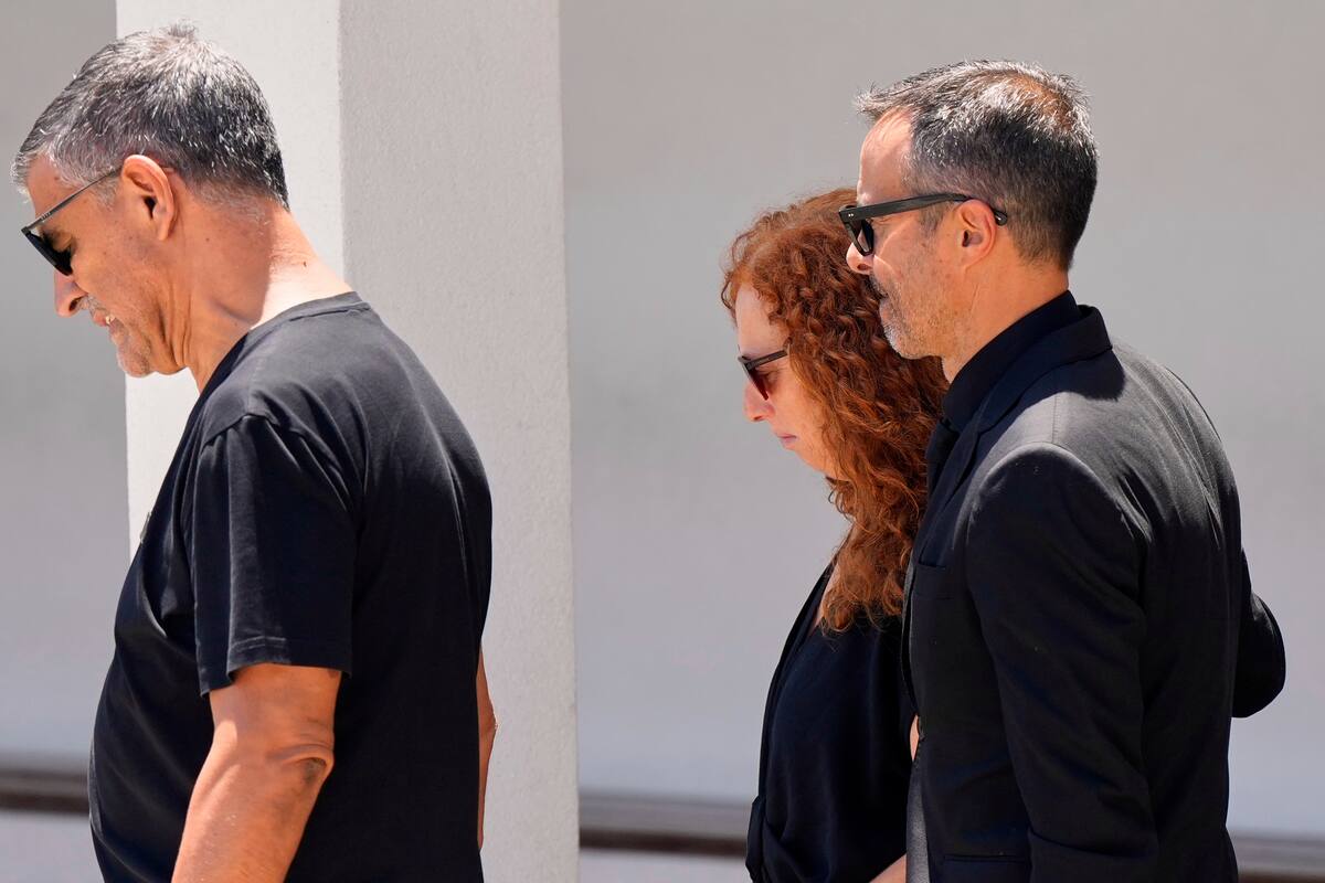 Isabel, la madre del delantero del Liverpool Diogo Jota y Andre Silva, acompañada por el agente de fútbol Jorge Mendes (D), sale de una iglesia donde sus cuerpos fueron llevados para un velatorio y funeral en Gondomar. //Foto, AP: Manu Fernández