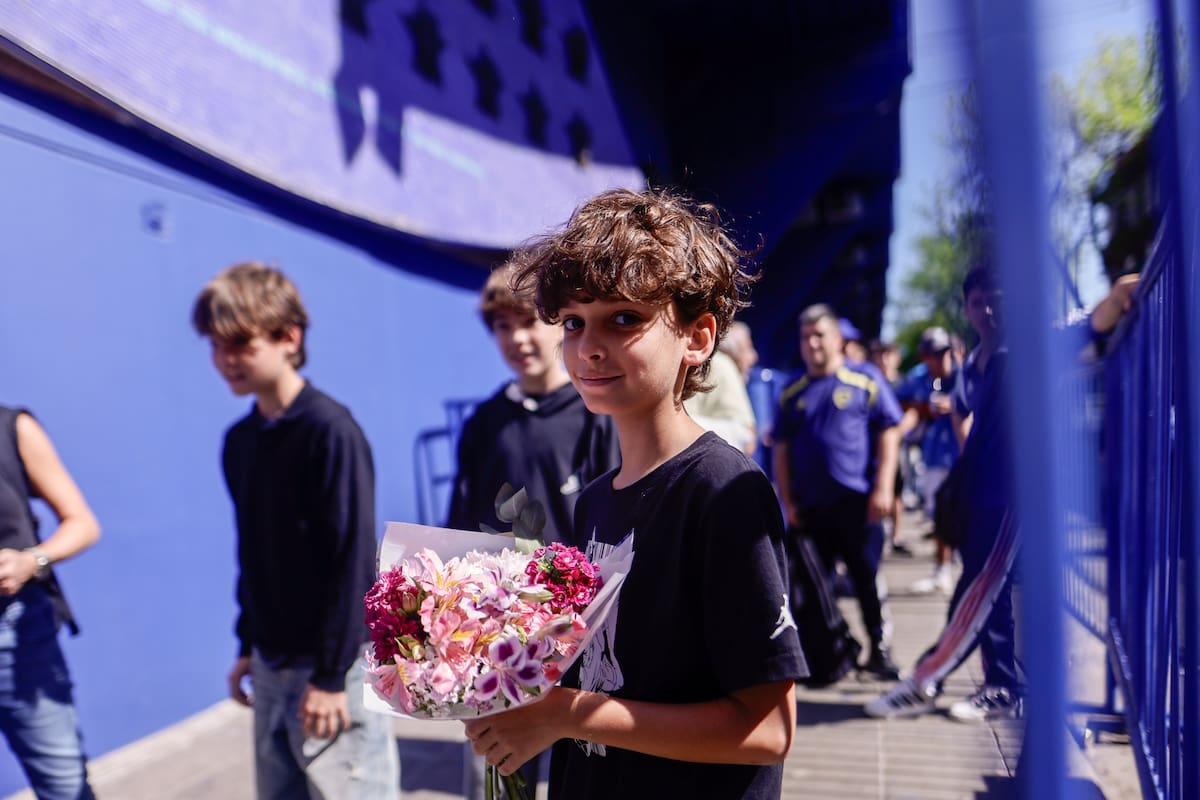 Un niño sostiene flores al ingreso del velorio del entrenador argentino Miguel Ángel Russo en La Bombonera en Buenos Aires (Argentina). //Foto, EFE: JUAN IGNACIO RONCORONI