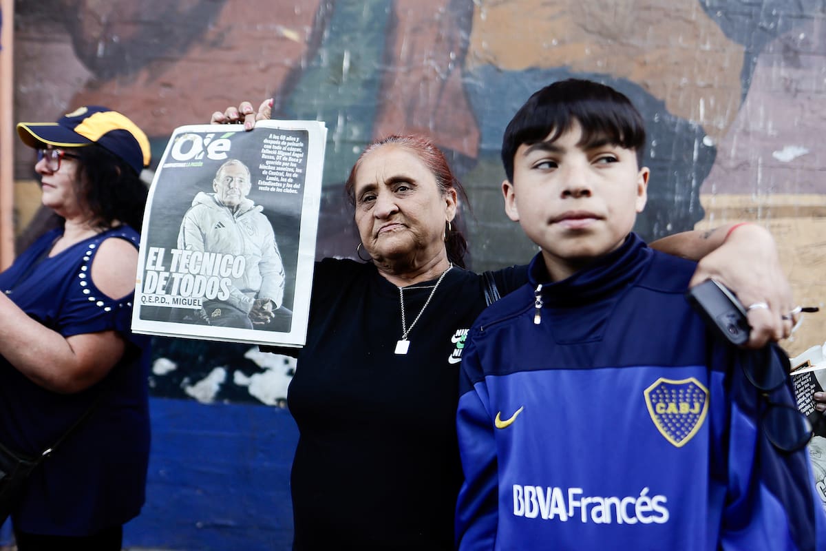 Una mujer sostiene un periódico en el ingreso al velorio del entrenador argentino Miguel Ángel Russo en La Bombonera en Buenos Aires (Argentina). //Foto, EFE: Juan Ignacio Roncoroni