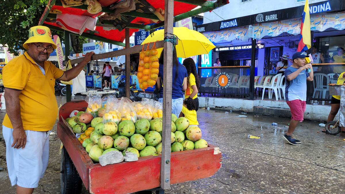 Vendedores a las afueras del Metropolitano aprovechando la ocasión del partido entre Colombia y Ecuador. //Foto: Carlos Caballero V