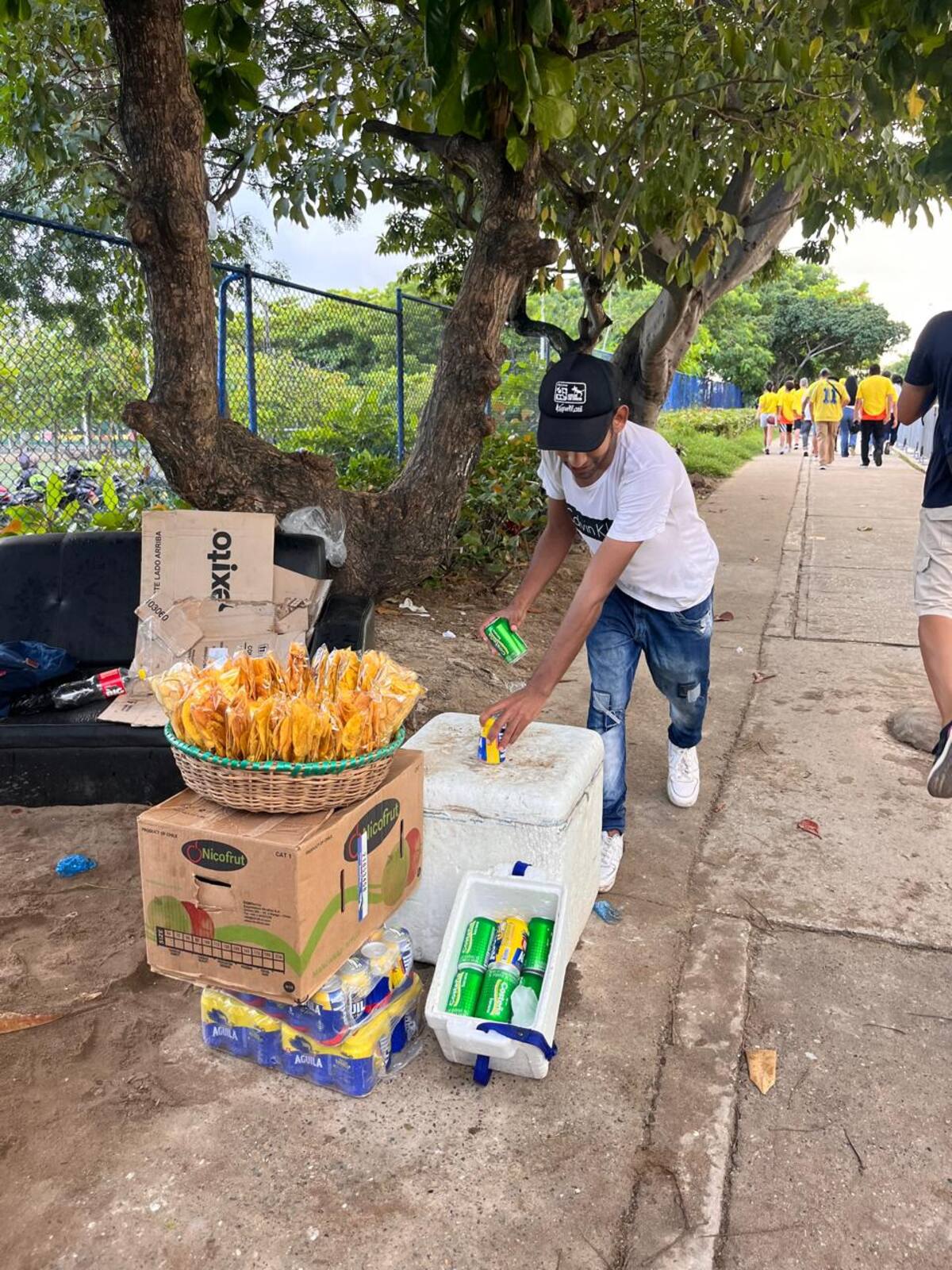 Vendedores a las afueras del Metropolitano aprovechando la ocasión del partido entre Colombia y Ecuador. //Foto: Carlos Caballero V