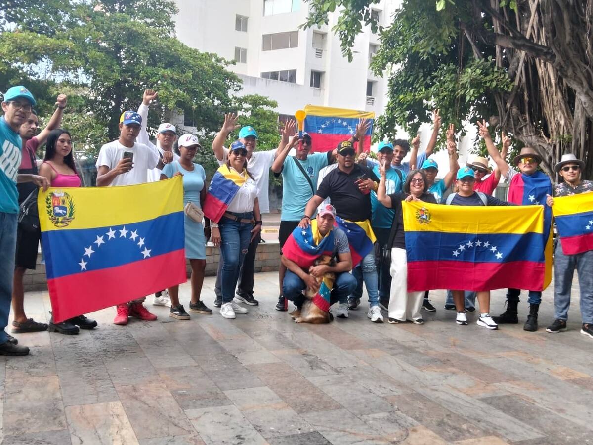 Venezolanos celebran y manifiestan en el Centro Histórico. // Foto: Julio Castaño - El Universal.