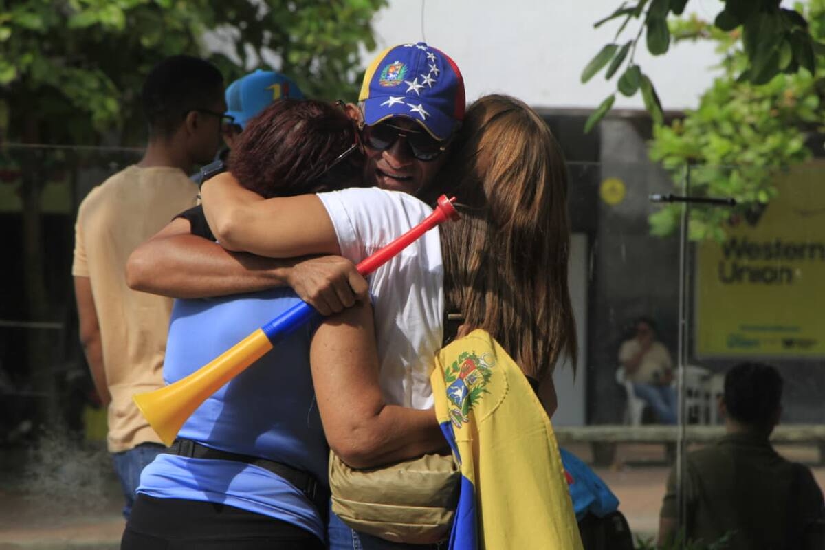 Con lágrimas y banderas, venezolanos celebran en Cartagena la caída de Maduro