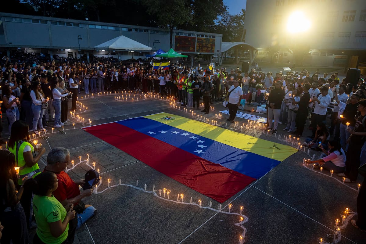 Venezolanos realizan vigilias para honrar a las víctimas de los terremotos