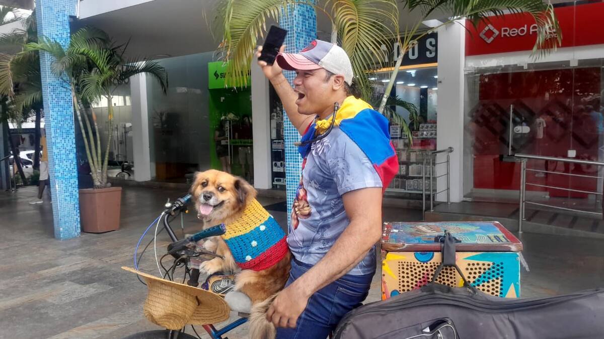 Venezolanos celebran y manifiestan en el Centro Histórico. // Foto: Julio Castaño - El Universal.