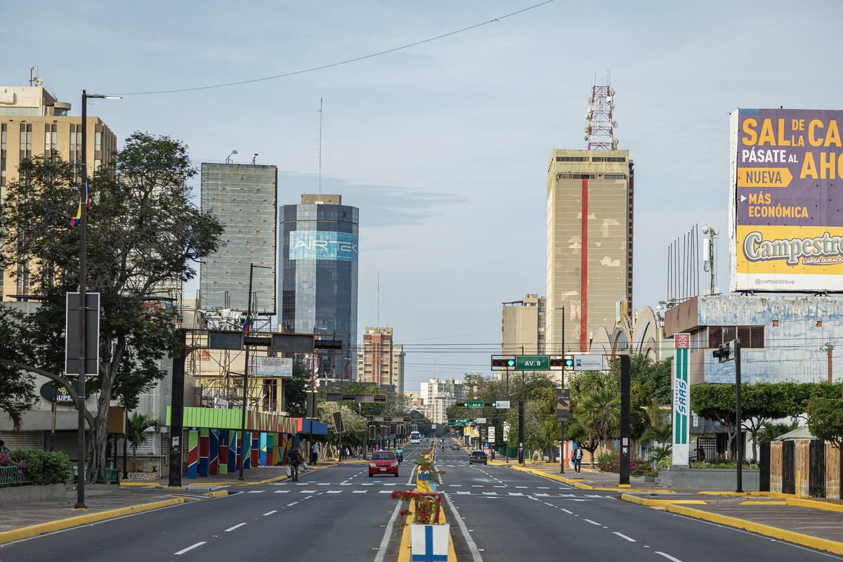 Fotografía de una avenida vacía este sábado, en Maracaibo (Venezuela). /EFE/ Henry Chirinos