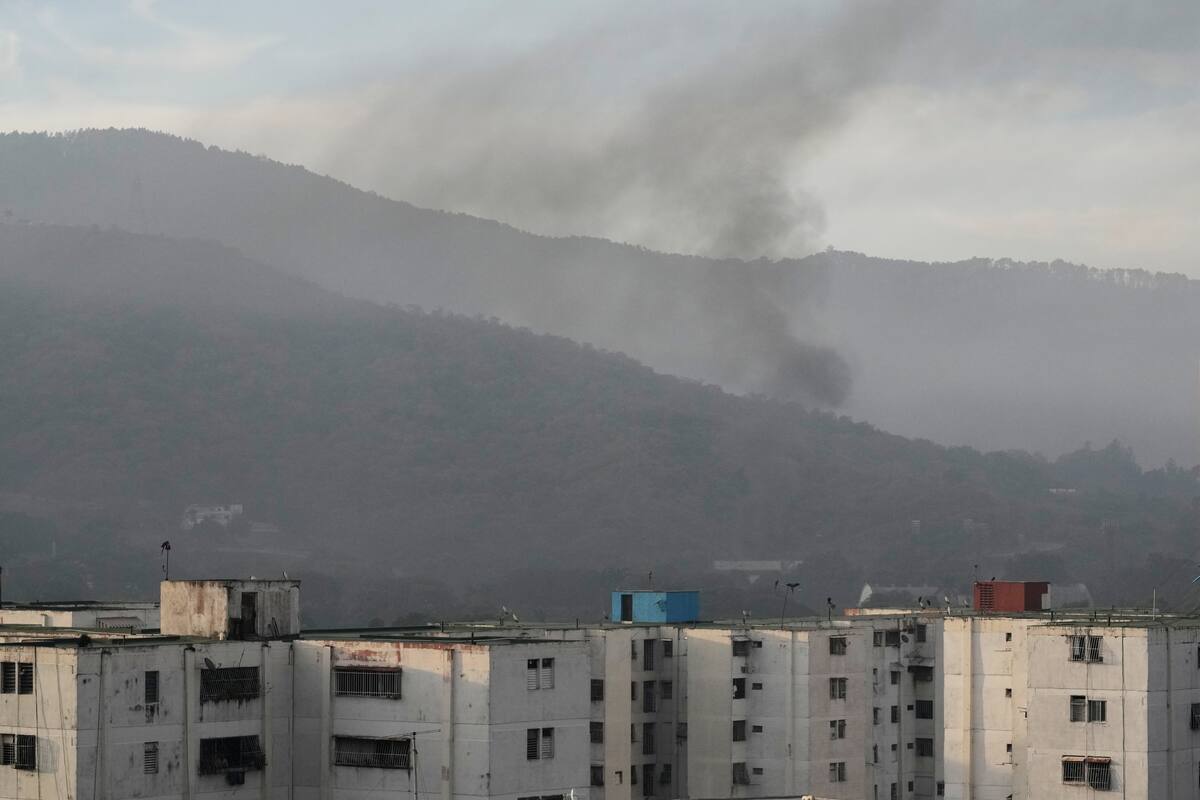 Humo se eleva desde Fuerte Tiuna, la principal guarnición militar de Caracas, Venezuela, después de que se escucharan múltiples explosiones y aviones sobrevolaran la zona. //Foto, AP: Matias Delacroix