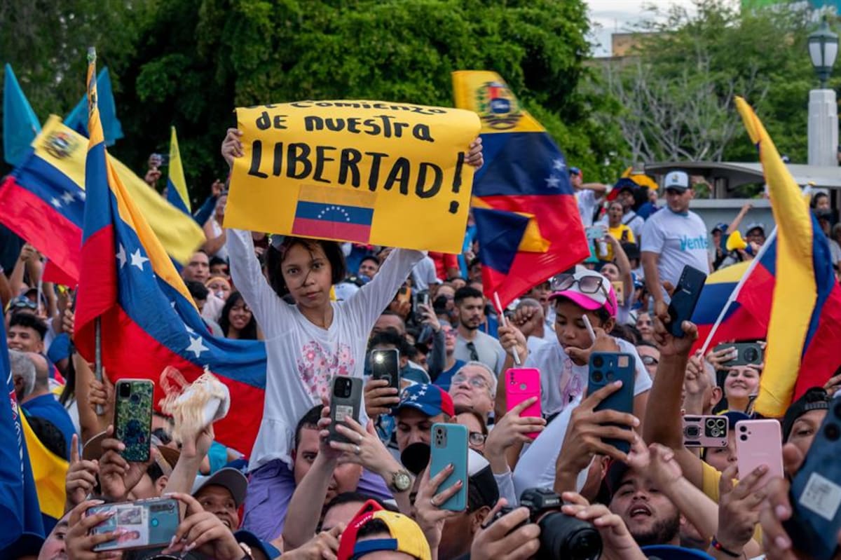 Simpatizantes del candidato a la Presidencia de Venezuela por la Plataforma Unitaria Democrática (PUD), Edmundo González Urrutia, asisten a un acto de campaña este martes, en Maracaibo (Venezuela).