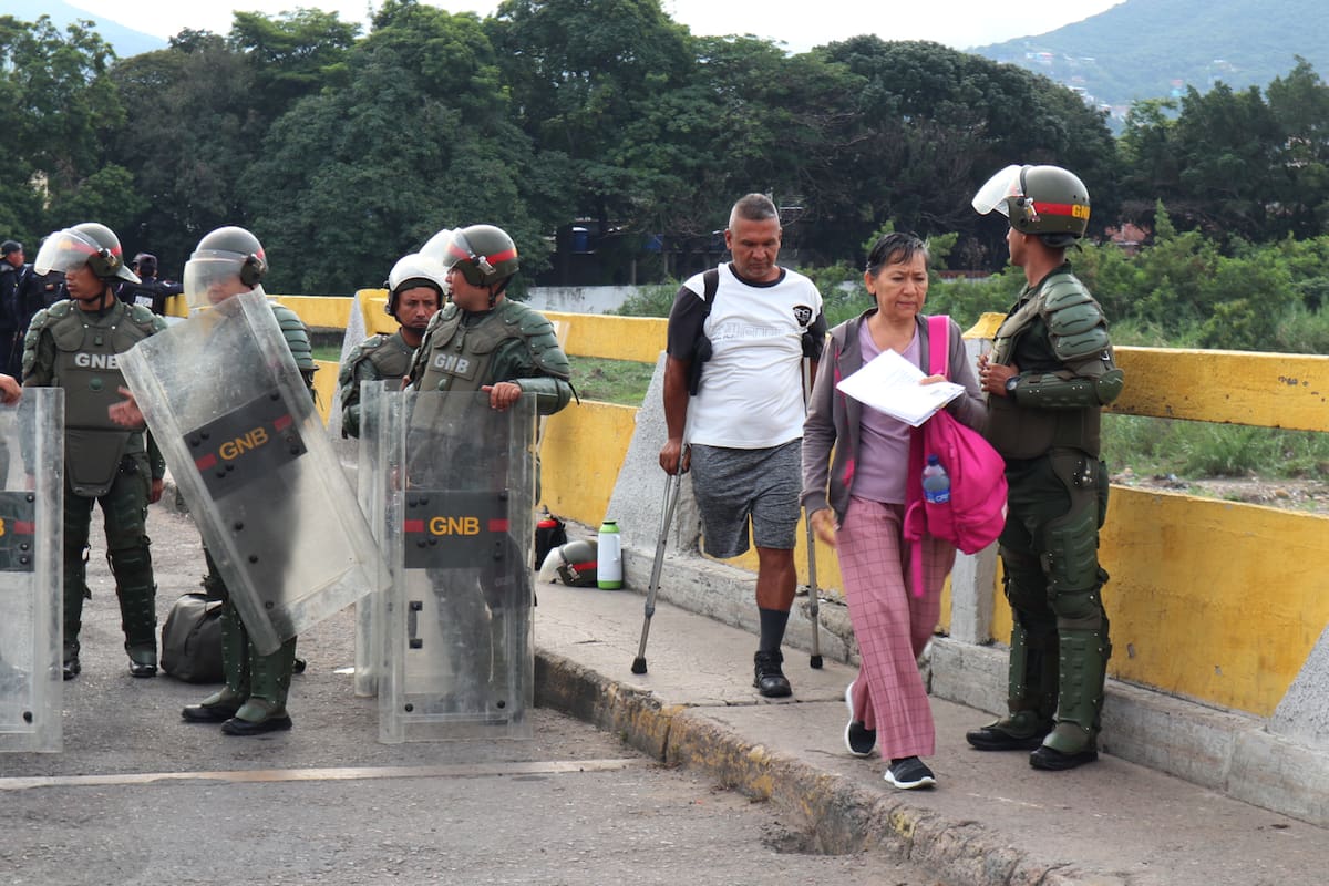 Migrantes en incertidumbre por militarización de la frontera entre Colombia y Venezuela