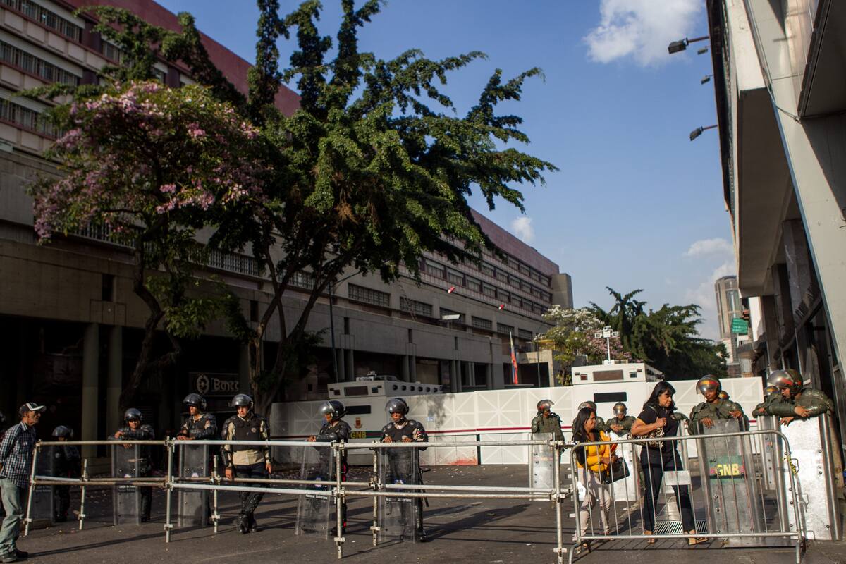CAR02. CARACAS (VENEZUELA), 27/05/2014.- Miembros de la Guardia Nacional Bolivariana (GNB) custodian los accesos viales y peatonales al palacio de Justicia hoy, martes 3 de junio de 2014, en Caracas (Venezuela). El dirigente opositor venezolano Leopoldo López continúa a la espera de que un tribunal determine si las acusaciones que pesan en su contra son suficientes para abrir un juicio oral, tras una jornada de hoy en la que Gobierno y oposición volvieron a cruzar acusaciones por la parálisis del diálogo. EFE/Miguel Gutiérrez