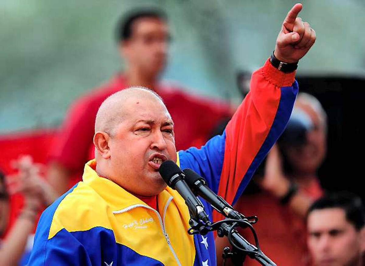 El presidente venezolano Hugo Chávez acusó este domingo a la compañía Parmalat, controlada por el grupo francés Lactalis, de “acaparar” leche y mencionó la posibilidad de instalar “mecanismos de intervención y expropiación” contra ésta y otras empresas que no cumplan las normas. AFP JUAN BARRETO