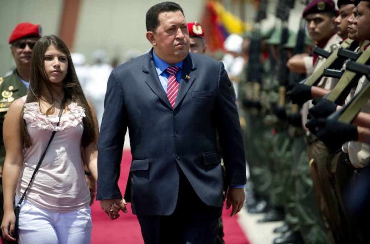 Hugo Chávez junto a su hija Rosa Inés antes de partir hacia Brasil. AFP JUAN BARRETO