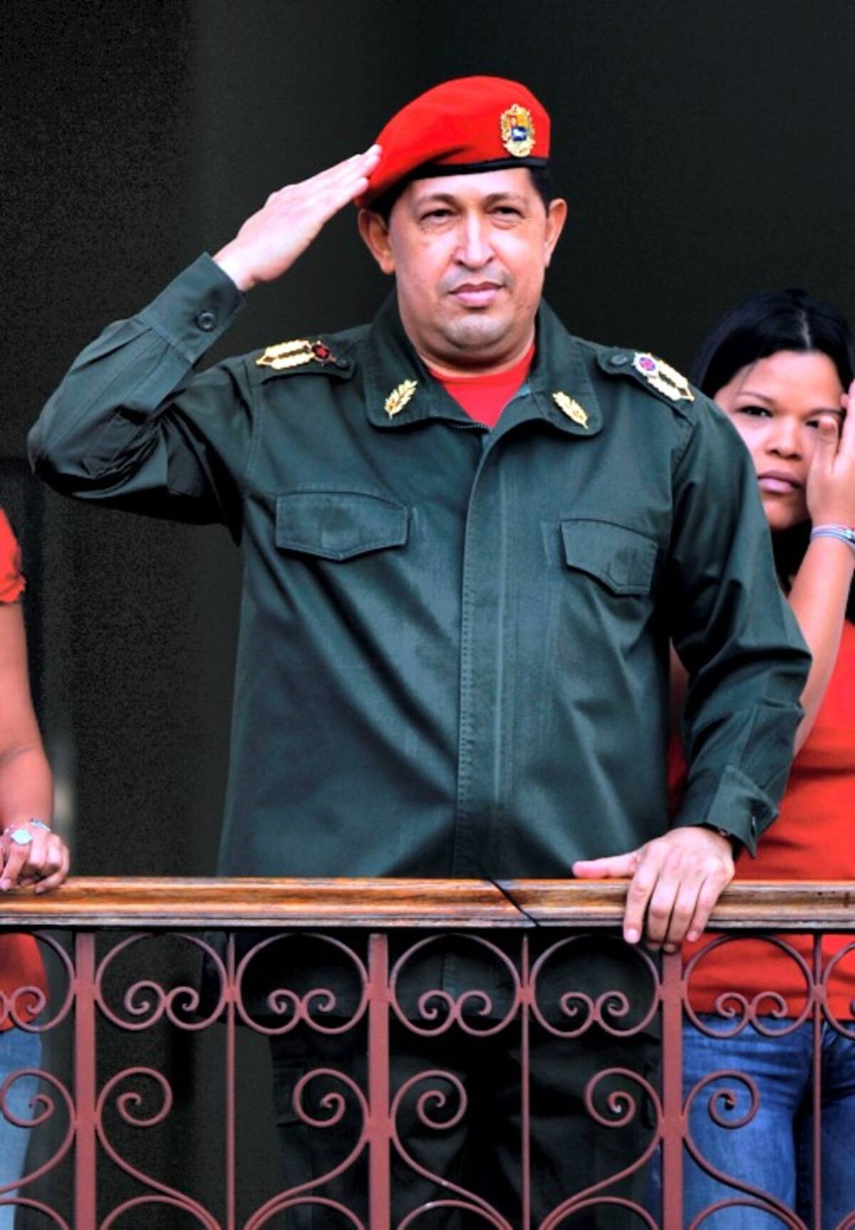 El jefe de Estado apareció sonriente, vestido de militar y boina roja y ondeando una bandera venezolana ante una multitud enfervorizada que entonó junto a él el himno nacional. AFP JUAN BARRETO