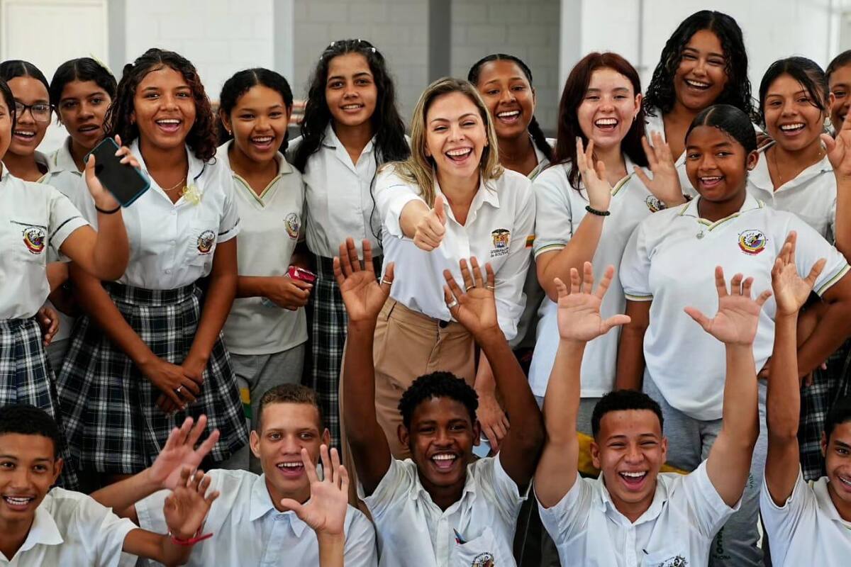 La secretaria de Educación de Bolívar, Verónica Monterrosa, junto a varios estudiantes del departamento. // Cortesía.