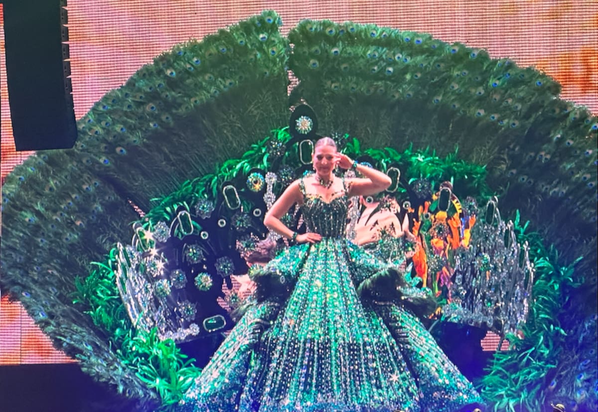 La Reina Michelle Fernández lució un vestido de Alfredo Barraza, en homenaje a la naturaleza que narra su propia esencia..//El Universal.