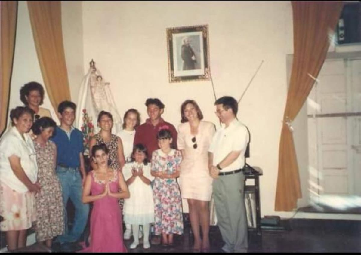 Familia Feghali el día que donaron la corona y accesorios religiosos de oro a la Virgen de la Candelaria. //Foto: cortesía.