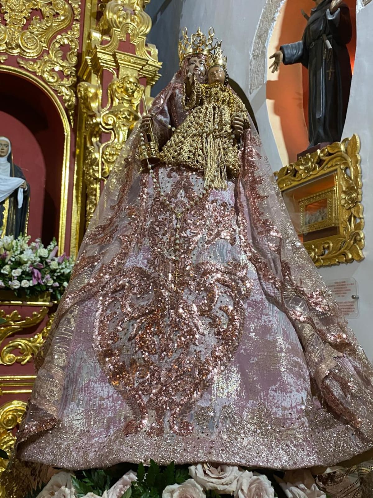 Vestido de la Virgen de la Candelaria confeccionado por Margarita de Amín. //Foto: cortesía.