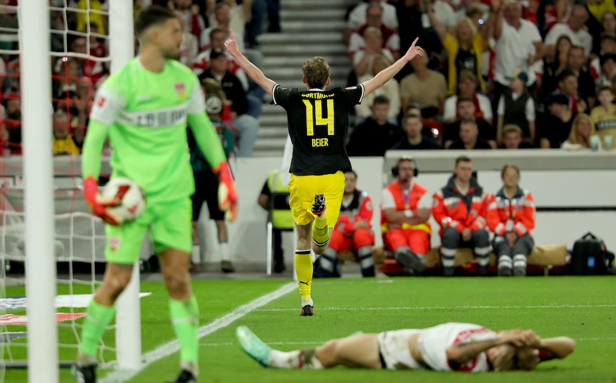 El jugador del Dortmund Maximilian Beier celebra el único gol del partido que han jugado VfB Stuttgart y Borussia Dortmund en Stuttgart,Alemania. //Foto, EFE: RONALD WITTEK