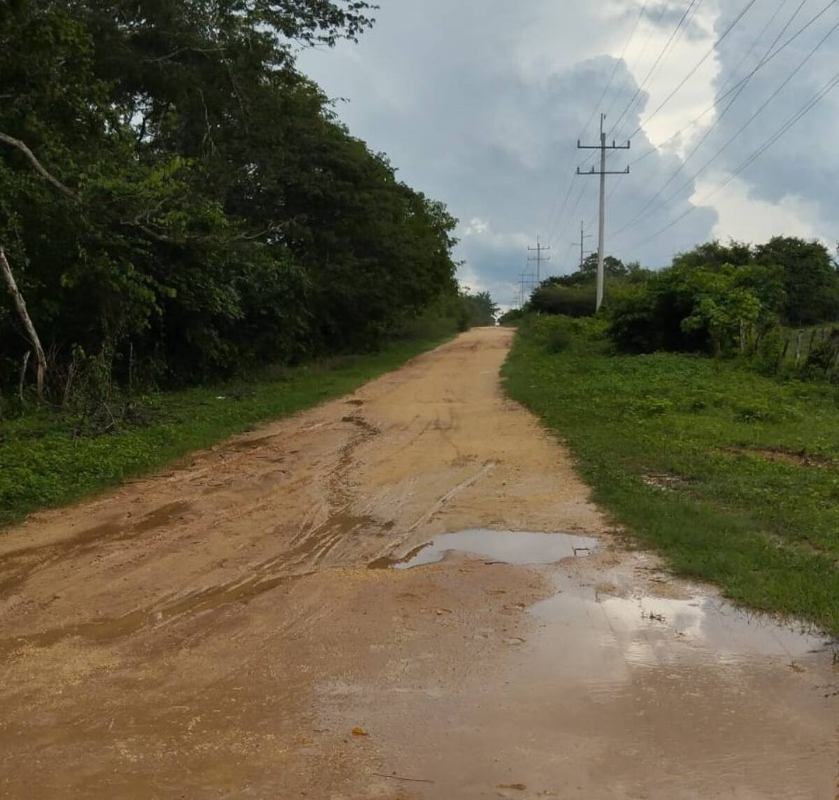 Vía a Puerto Badel en pésimo estado. //Foto: Cortesía