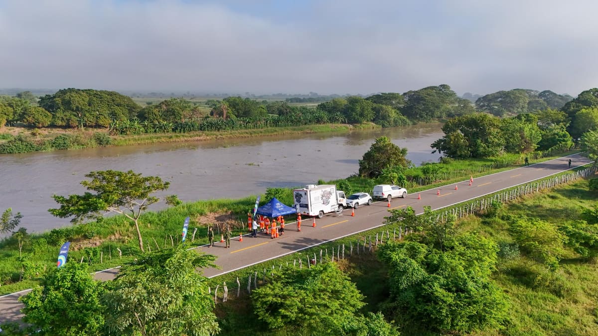 Los trabajos en la vía Mahates - Soplaviento incluyeron reparación de baches, sello de fisuras, demarcación horizontal, mantenimiento de la señalización, limpieza y rocería. // Foto: Cortesía - Ecosistemas del Dique.