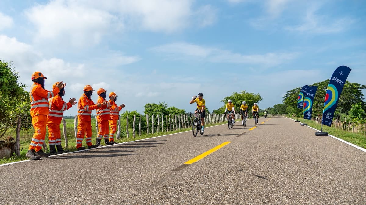 Más de 3.000 ciclistas y un recorrido de 186 kilómetros, la vía Mahates - Soplaviento se convirtió en epicentro del Gran Fondo Nairo Quintana 2026. // Foto: Cortesía - Ecosistemas del Dique.
