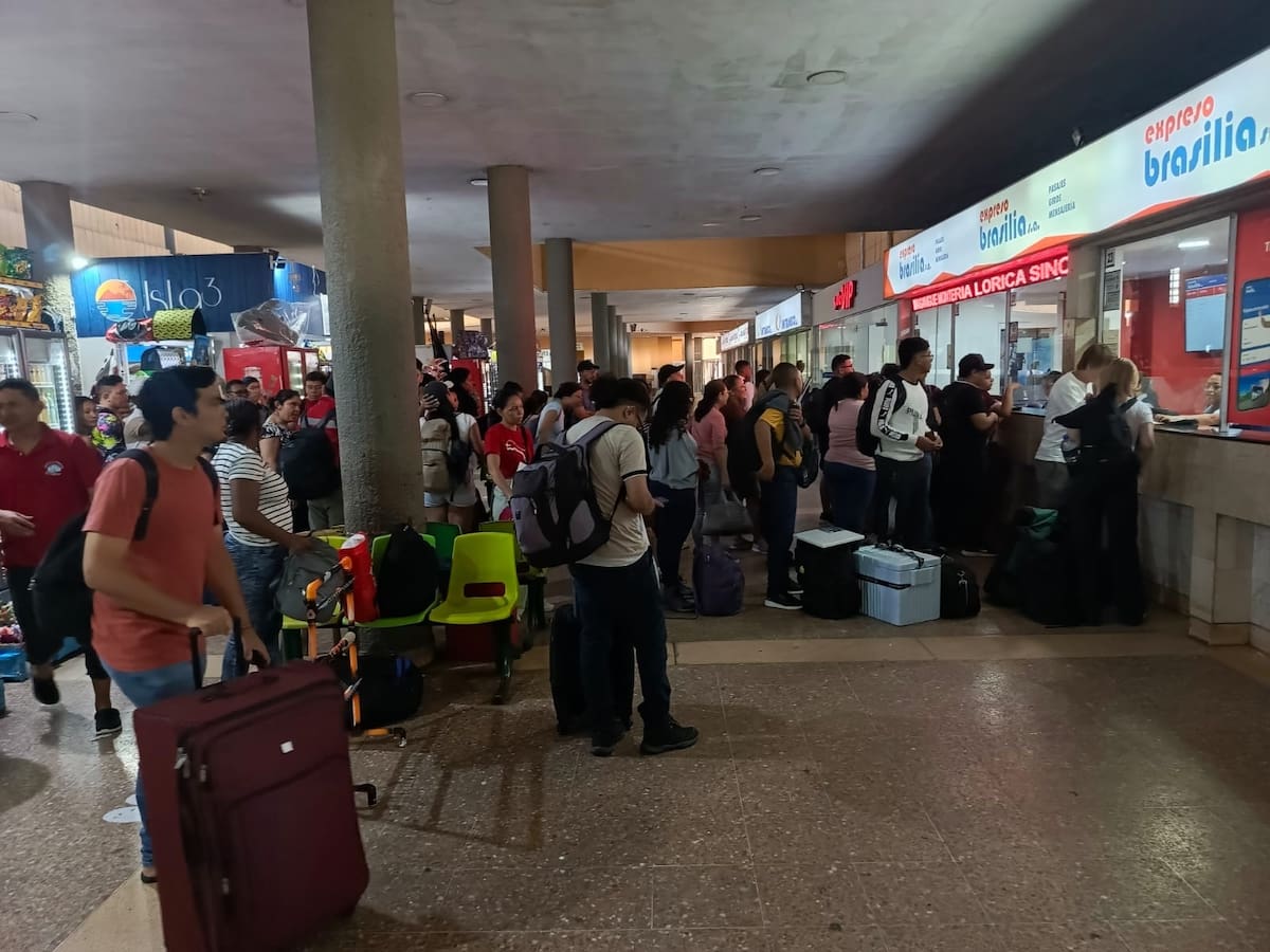 Enormes filas se observaban ayer frente a las taquillas de las principales empresas de transporte interdepartamental, en la TTC. //Cortesía