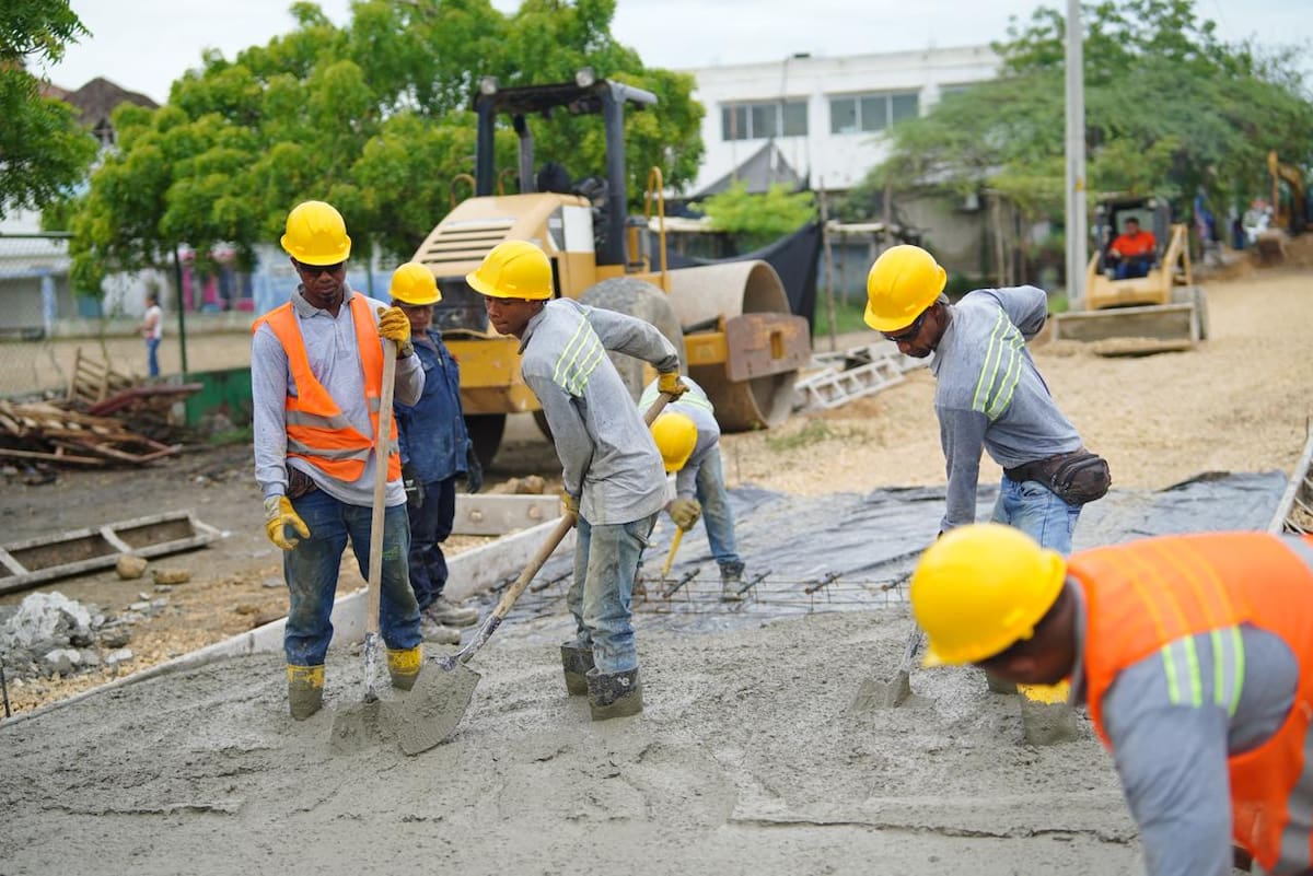 El alcalde Dumek Turbay inspeccionó obras en el proyecto "Vías para la Felicidad". // Foto: Cortesía - Alcaldía de Cartagena.