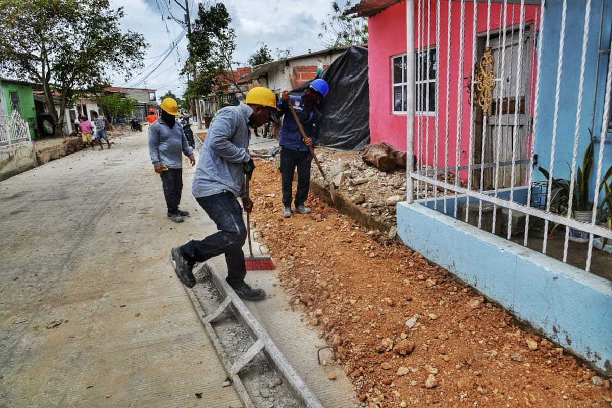 En la carrera 60 del sector Ricaurte en Olaya Herrera, se intervienen más de 410 metros lineales de pavimentación. // Foto: Cortesía - Alcaldía de Cartagena.