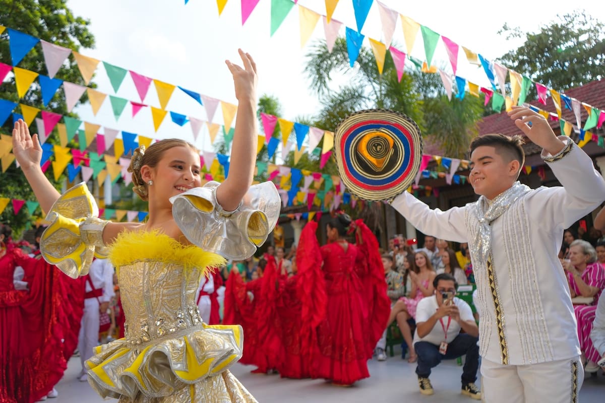 Victoria Ceballos Cure y Samuel Bermúdez Cepeda y Roca, bailan en La Casa del Carnaval durante su presentación como los Reyes del Carnaval de Los Niños 2025.//Cortesía.