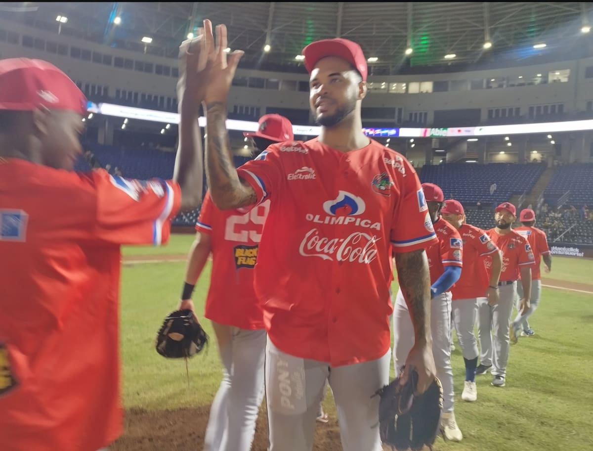 El lanzador Oddy Núñez, es felicitados por sus compañeros al conseguir un nocauts ante Cuba y de pasó logró la primera victoria para Caimanes de Barranquilla en la Serie de Las Américas.//Cortesía @Caimanes
