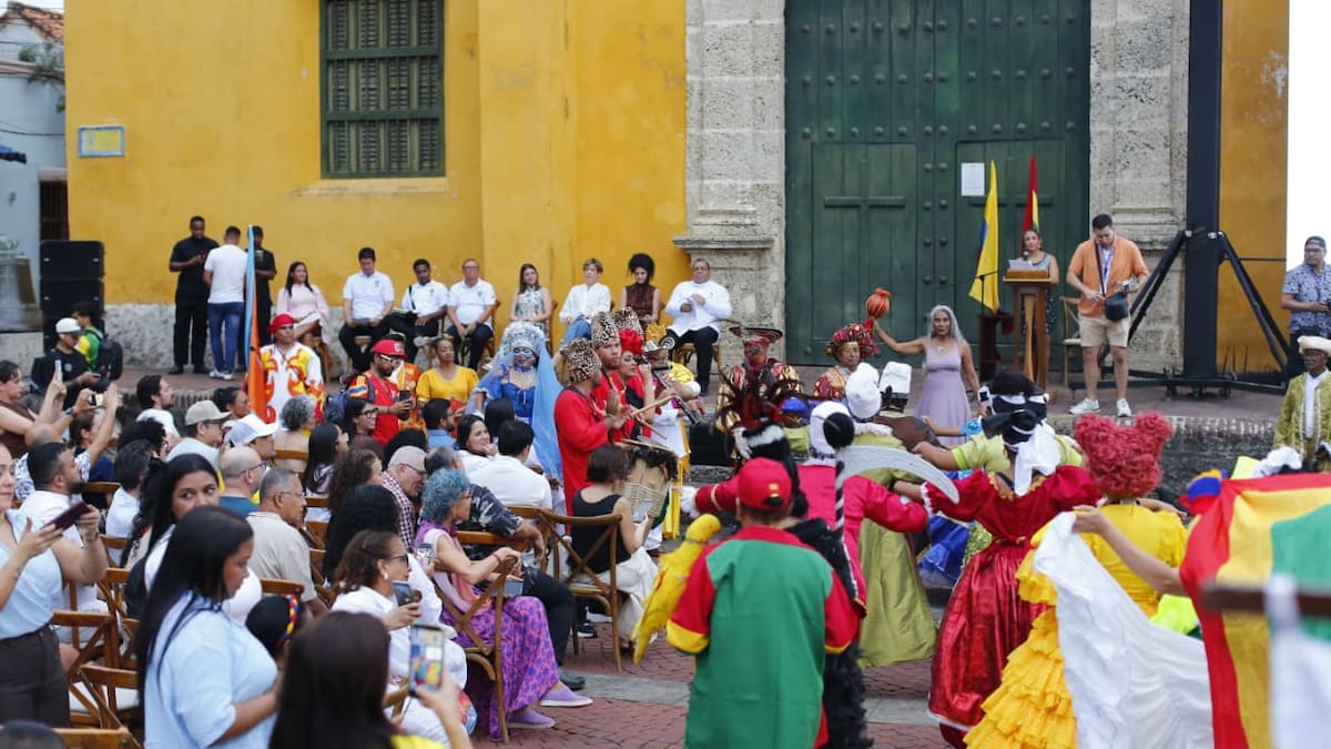 El Ministerio de las Culturas, las Artes y los Saberes, en articulación con la Alcaldía de Cartagena, entregó a la comunidad de Getsemaní la resolución del Plan Especial de Salvaguardia (PES) Vida de Barrio, que incluye este sistema de vida en la Lista Representativa de Patrimonio Cultural Inmaterial del ámbito nacional. // Foto: Luis Herrán.