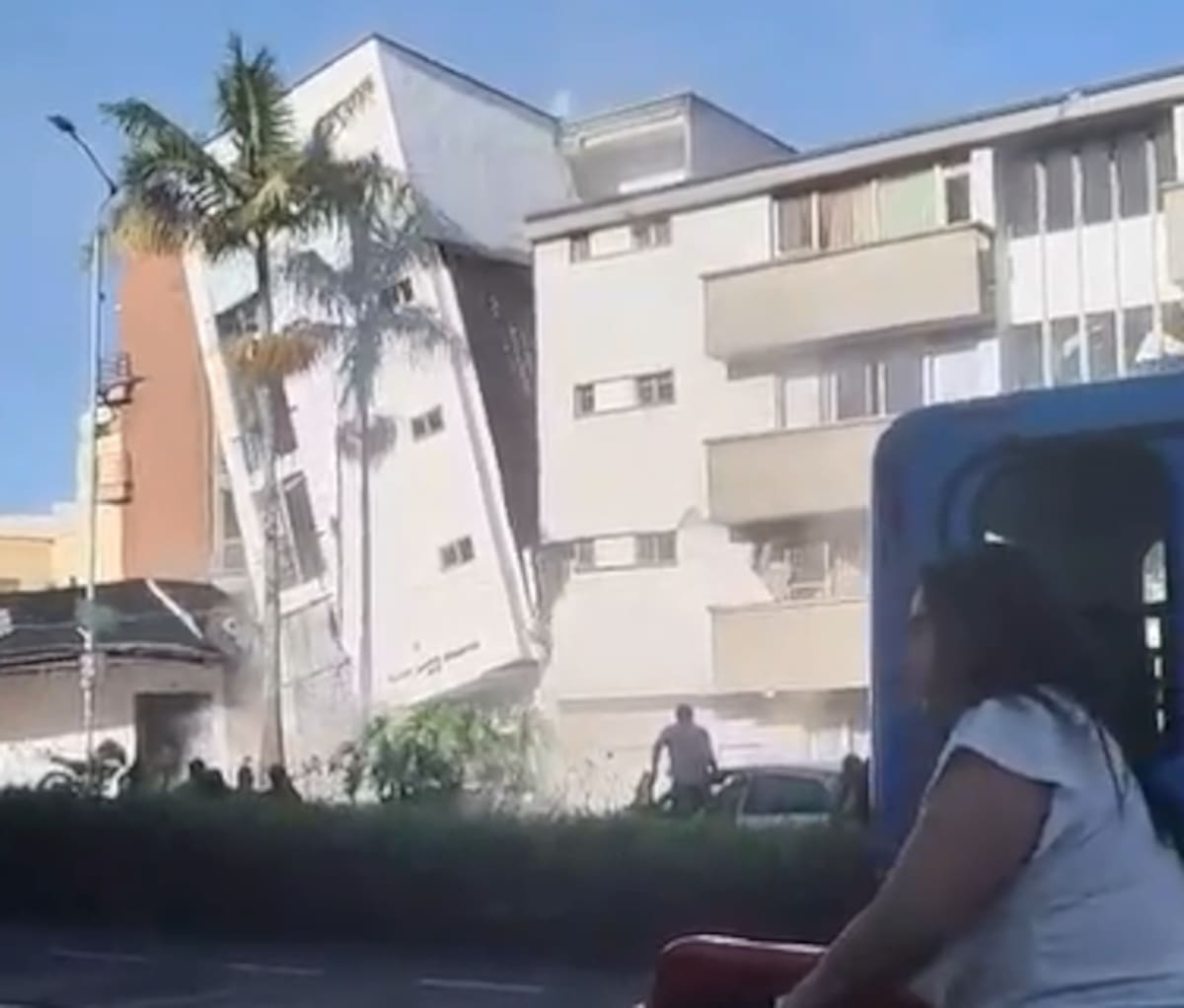 Video: el momento exacto en que el terremoto provocó un derrumbe en Manizales. // captura de pantalla de video