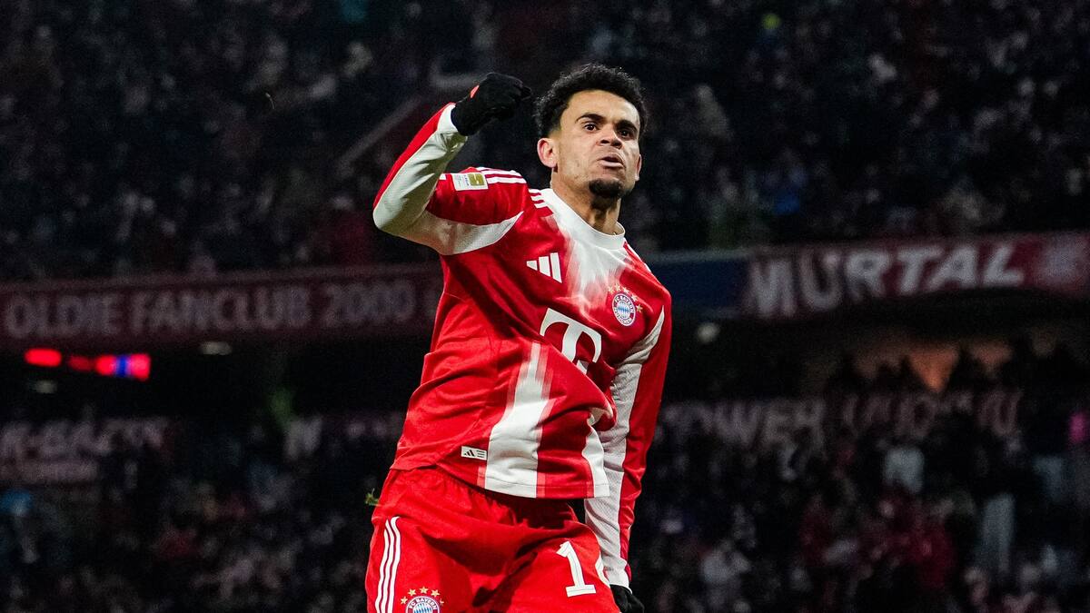 Luis Díaz disputa un balón con el Bayern Múnich. Este 17 de enero enfrentará al RB Leipzig en la Bundesliga, partido que se transmitirá a las 12:30 p.m. por ESPN y Disney+ Premium.. Foto: @FCBayern