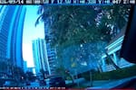 Video muestra caída de grúa perforadora sobre vehículos en Miami
