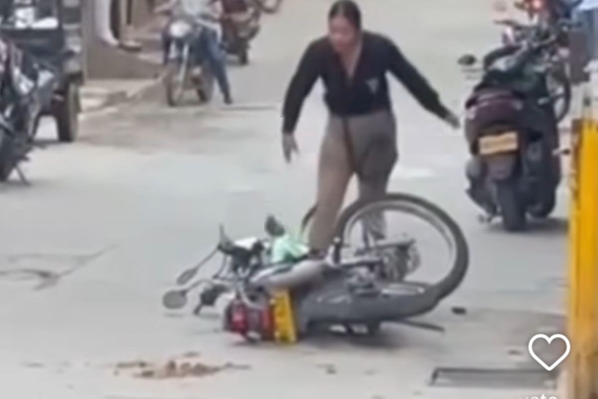 Video: mujer incendió la moto de su expareja por despecho
