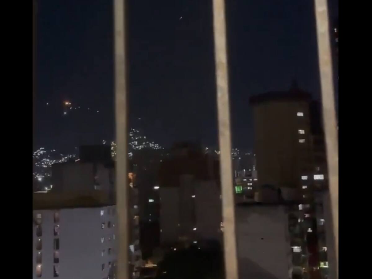 Videos: reportan múltiples disparos cerca del Palacio de Miraflores. // captura del video publicado en X.